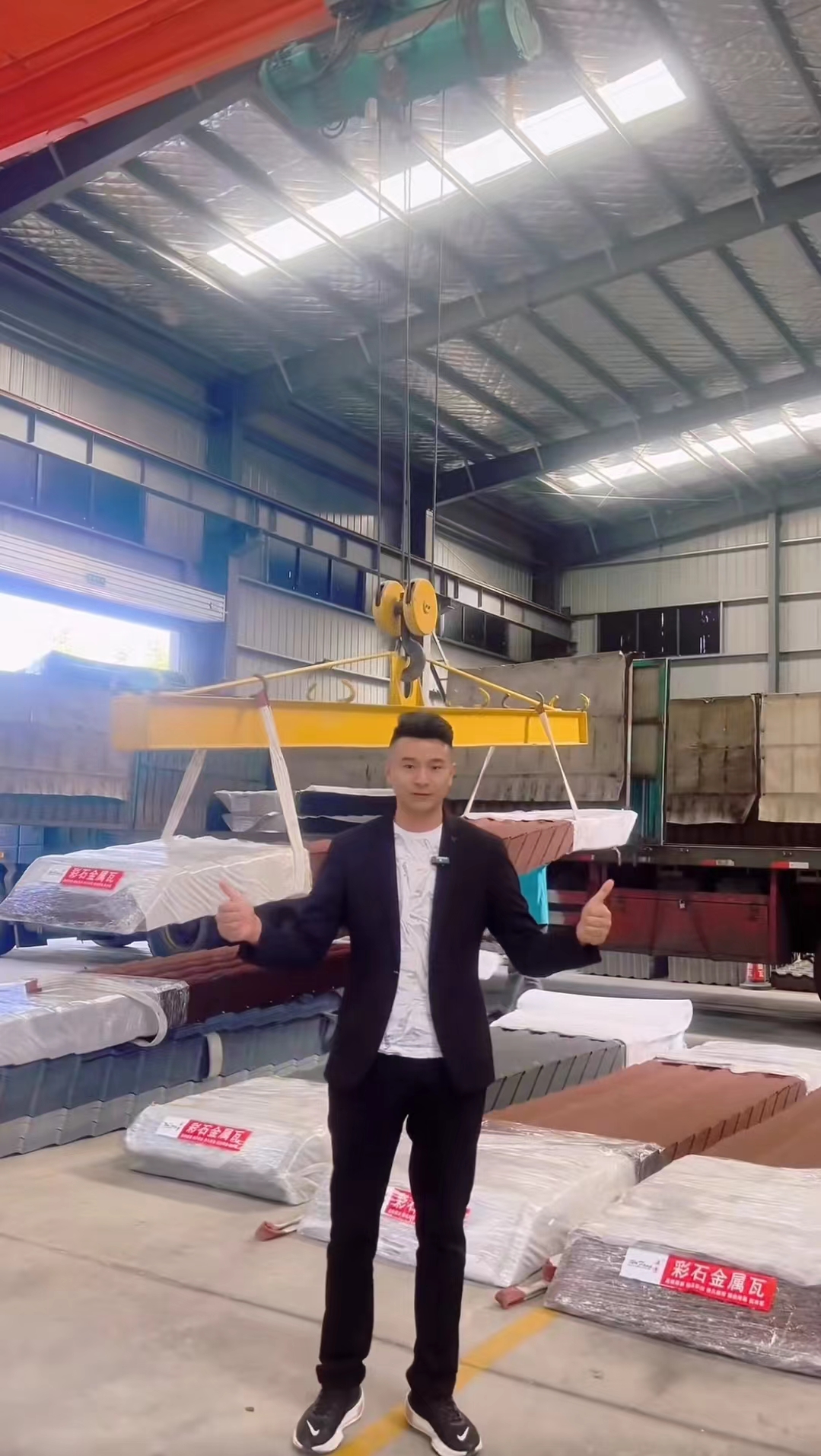 880型彩石金屬瓦發(fā)貨現(xiàn)場